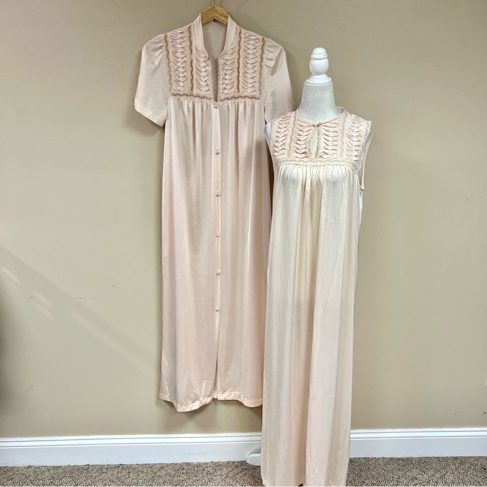 Vanity Fair Vintage robe and nightgown. Size Sm